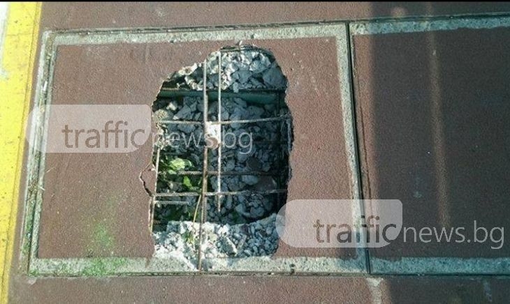 Огромна дупка на велоалеята на моста на Васил Априлов дебне своите жертви! 
