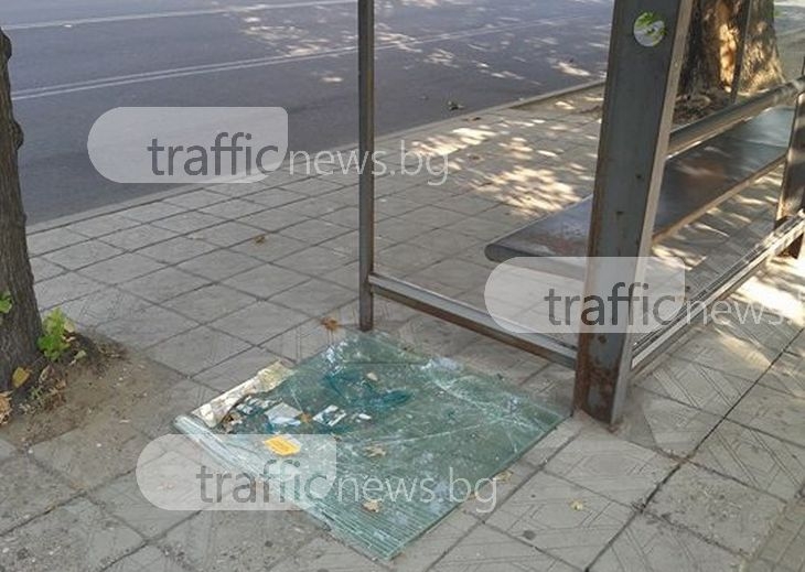Вандали изпотрошиха стъклата на спирка до мол Пловдив СНИМКИ