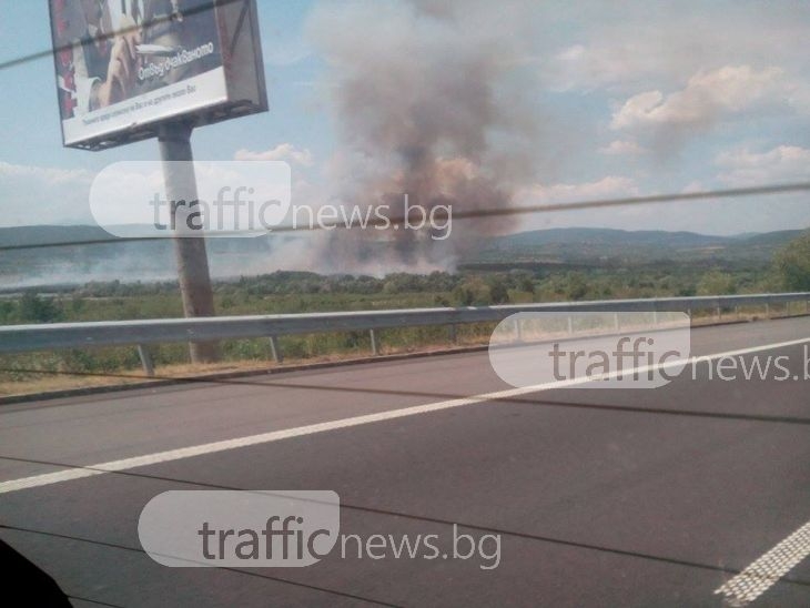 Огнени пламъци се извисяват над магистрала Тракия СНИМКИ