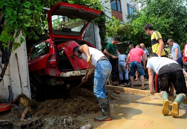 Български екипи отводняват къщи край Скопие, жертвите на невижданата буря са 22 ВИДЕО 