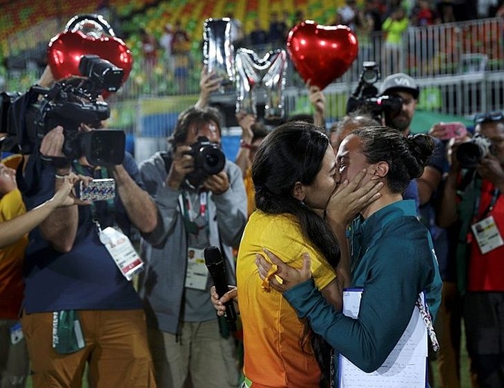 Двойка лесбийки се сгодиха в Рио! СНИМКИ + ВИДЕО