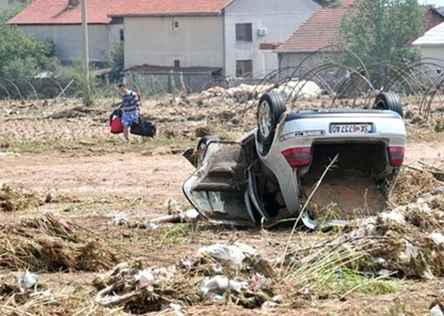 Откриха тялото на 12-годишно дете след катастрофалните наводнения в Македония 