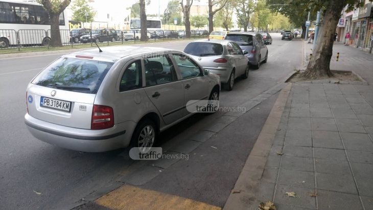 Къде са паяците? Коли окупират спирки, велоалеи и тротоари по централни пловдивски булеварди СНИМКИ