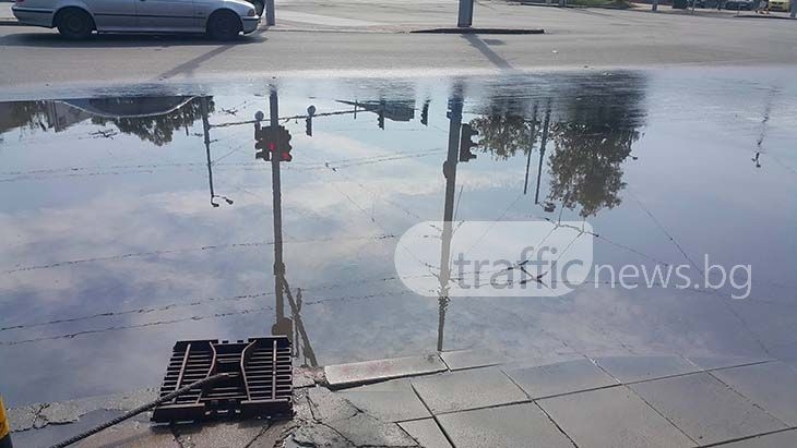 Изкуствен басейн цъфна на пловдивско кръстовище, пешеходци се къпят по принуда СНИМКИ
