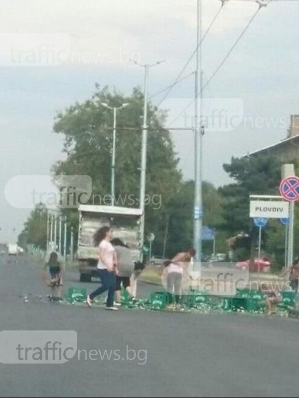 Бус разля бира! Столипиновци се юрнаха да я събират! СНИМКИ 