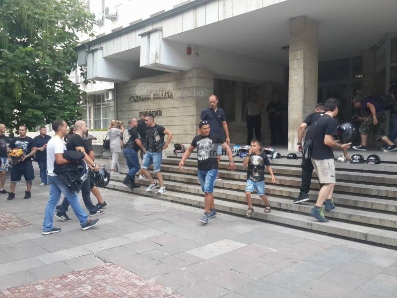 Рокери с мотори обградиха Съдебната палата в Пловдив СНИМКИ и ВИДЕО
