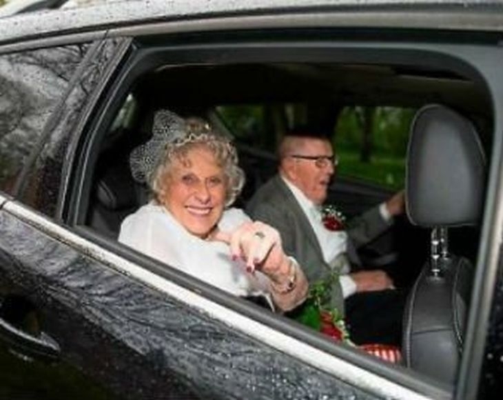 79-годишна девица се омъжи за любовта на живота си СНИМКА