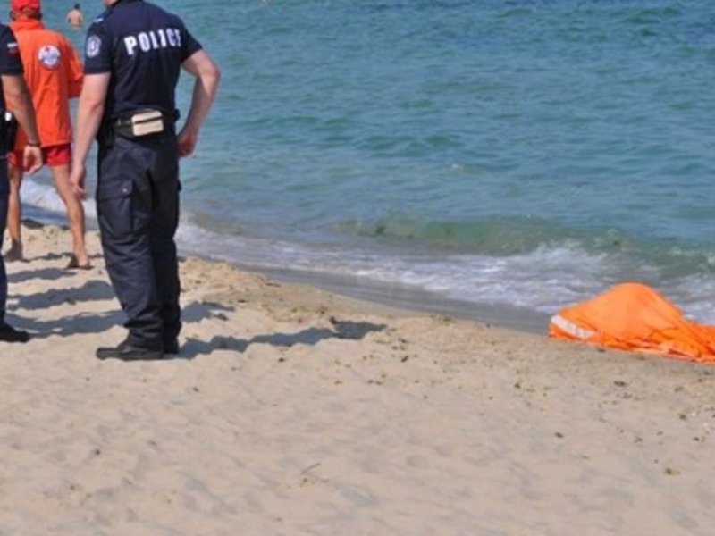 Труп лежи повече от час на плажа край Царево, друг мъж се удави на „Оазис” 