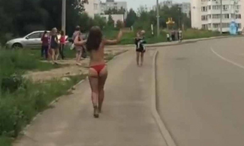 Млада жена се разходи гола по улица посред бял ден