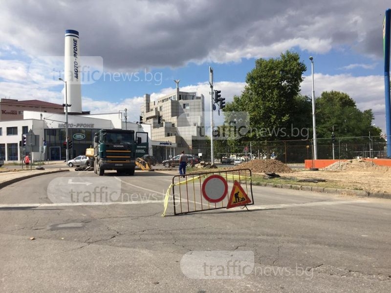 Затвориха още едно възлово кръстовище в Пловдив СНИМКИ