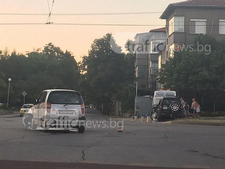 Катастрофа в Кючука! Джип и кола се помляха на оживено кръстовище СНИМКИ