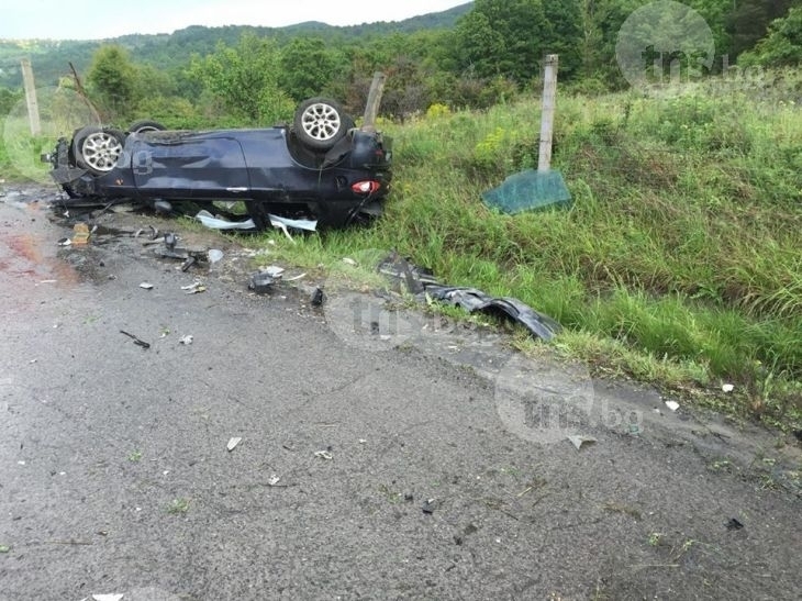 Сааб се обърна в канавката на магистралата край Пловдив, шофьорът е пострадал тежко