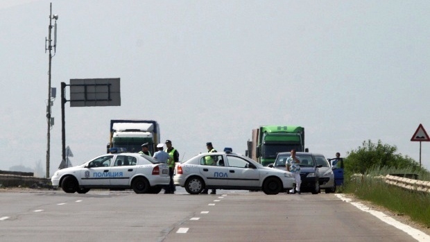 Микробус хвърчи в насрещното на магистрала Тракия, полицията го гони