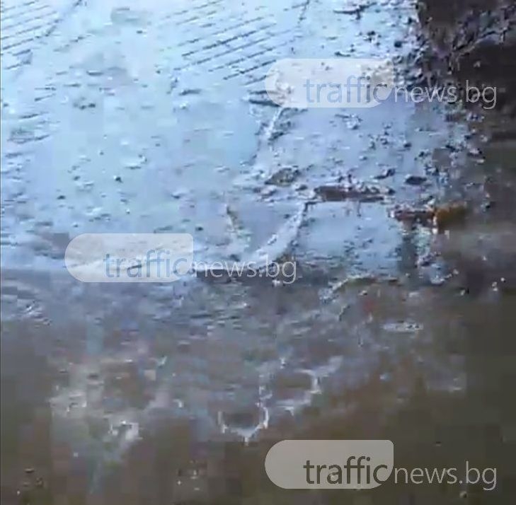 Вода извира изпод тротоарните плочки на булевард в Кючука ВИДЕО 