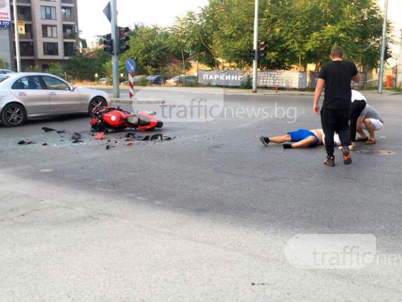 Кола отнесе моторист в Пловдив! Той лежи на кръстовището ВИДЕО и СНИМКИ