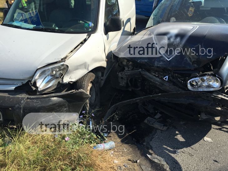Тежка катастрофа край Пловдив! Мъж е в болница след удар между камион и две коли СНИМКИ