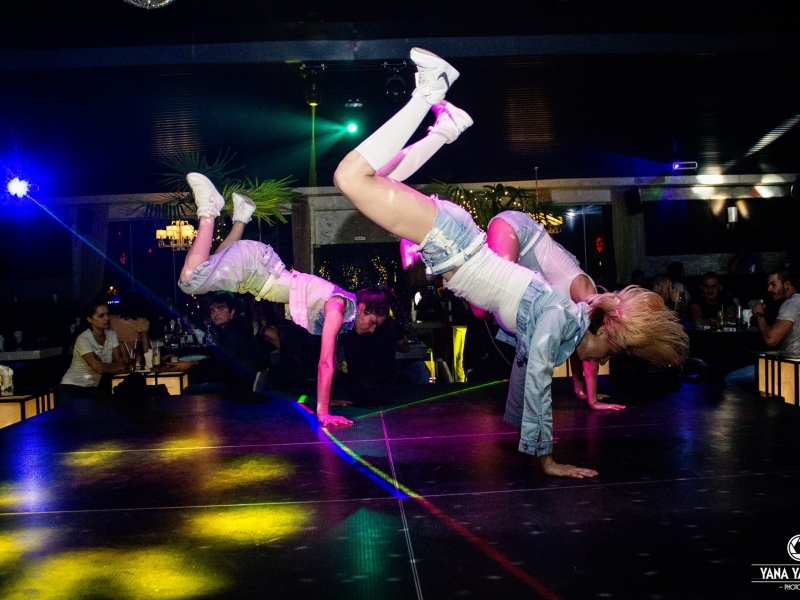 Летящите хип-хоп танцьорки от Sugar Wings идват за черно парти в W Garden