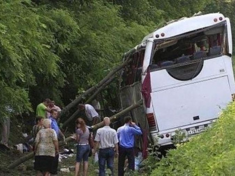 Автобус, пълен с туристи, се катурна край Слънчев бряг СНИМКА