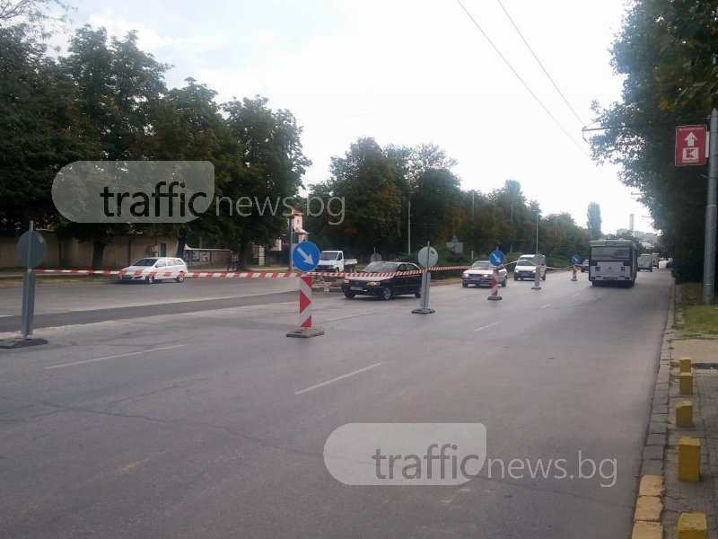 Цариградско в Пловдив се стесни: Стотици автомобили се бутат в едно платно СНИМКИ