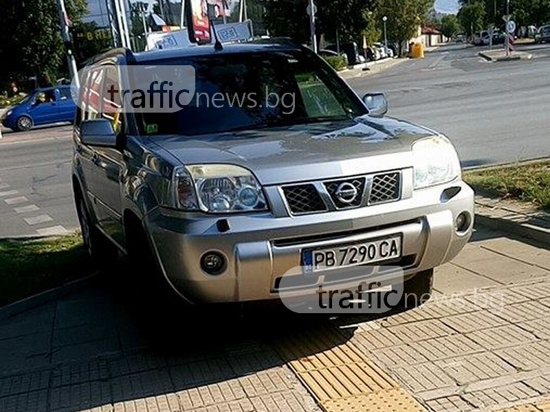 Джип блокира пешеходна пътека на Полиграфията СНИМКИ