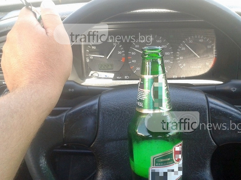 Този мъж шофира със 70 км/ч с бутилка бира на волана в Пловдивско, снима подвига си ВИДЕО
