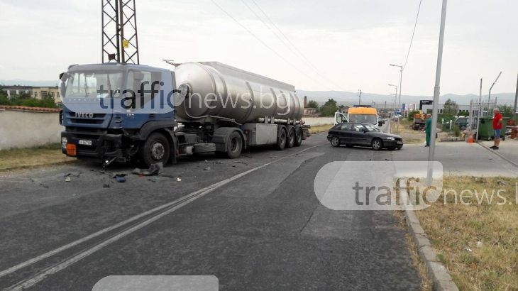 Несъобразената скорост е причината за катастрофата между цистерна и кола край Карлово СНИМКИ