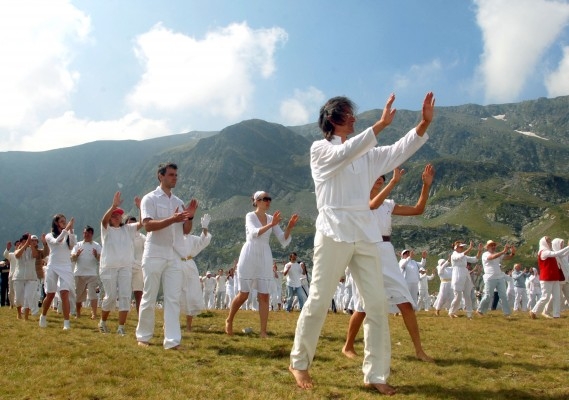 Облечени в бяло танцуват магическата паневритмия на Бъбрека 