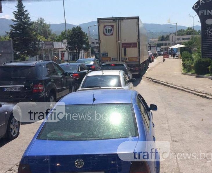 Пловдивчани са блокирани на път за Гърция! Чужденци и българи чакат с часове СНИМКИ