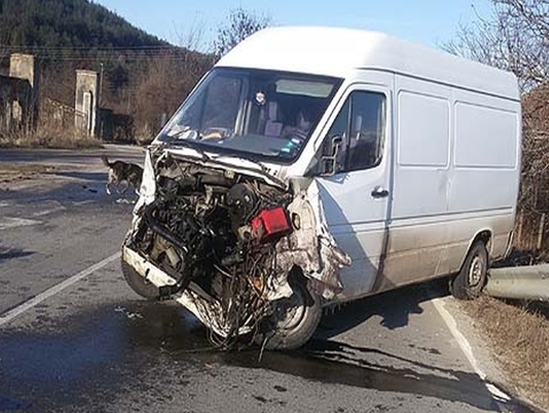 Седем души в болница след тежка катастрофа, между тях и две деца