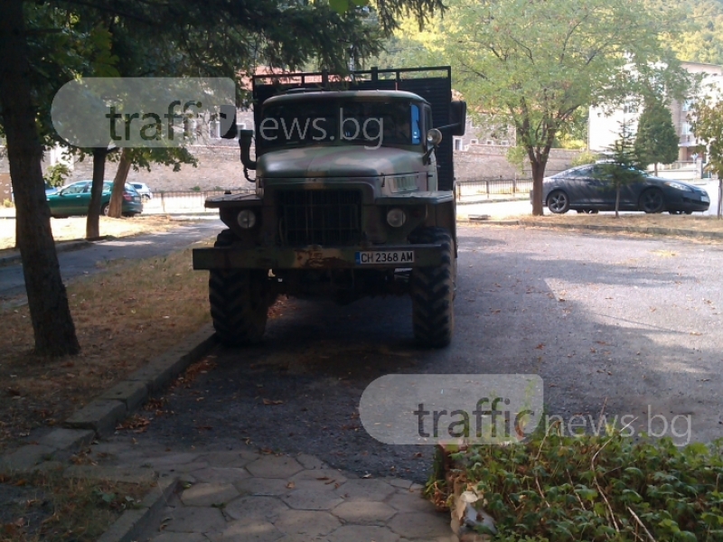 Тежкотоварна наглост: Мъж паркира камиона си пред входа на блока СНИМКИ