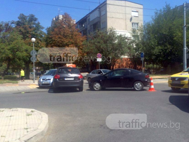 Верижна катастрофа с три коли на кръстовище в Пловдив СНИМКИ