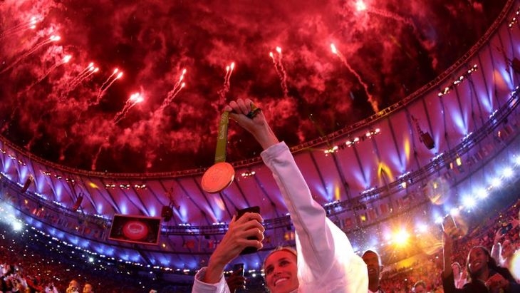 Фойерверки, медали и сълзи! Рио изпрати над 11 000 олимпийци с грандиозно шоу СНИМКИ