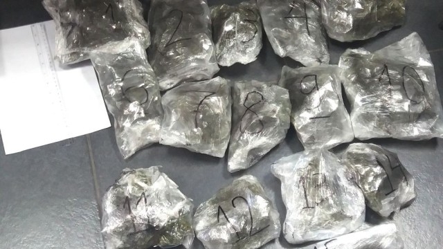 Семейство с две деца опита да внесе контрабандно близо 3 кг марихуана