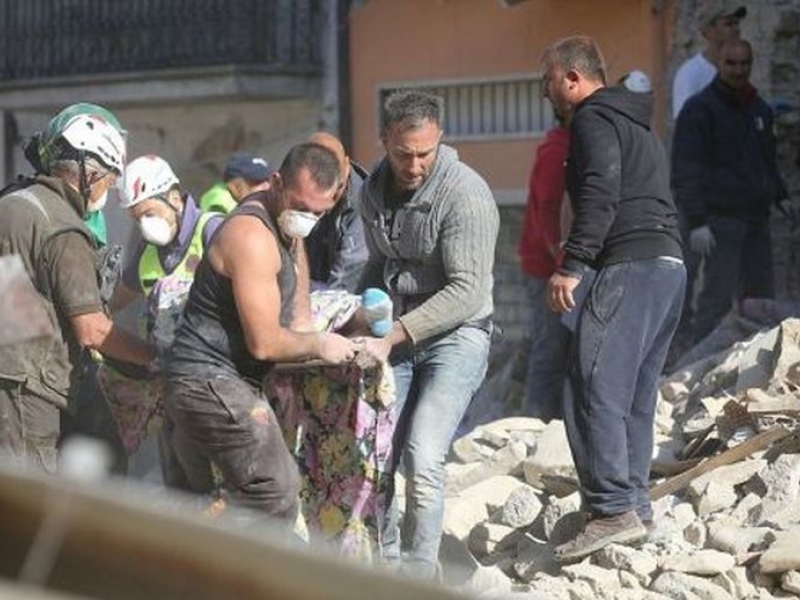 8-месечно бебе сред жертвите на земетресението в Италия, загиналите вече са 73-ма СНИМКИ