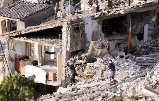 Все още издирват оцелели от земетресението в Италия, жертвите вече са 247