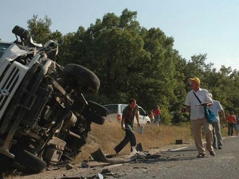 Микробус с тийнейджъри се преобърна, има ранени