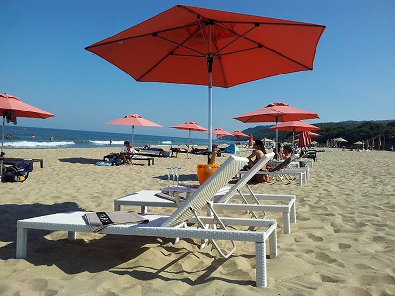 Чадър и шезлонг на плажа стрували колкото нощувка в хотел