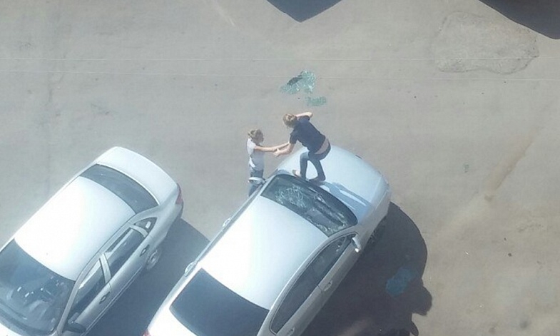 Момичета разбиха страничното стъкло на кола и се измъкнаха на свобода СНИМКИ+ВИДЕО