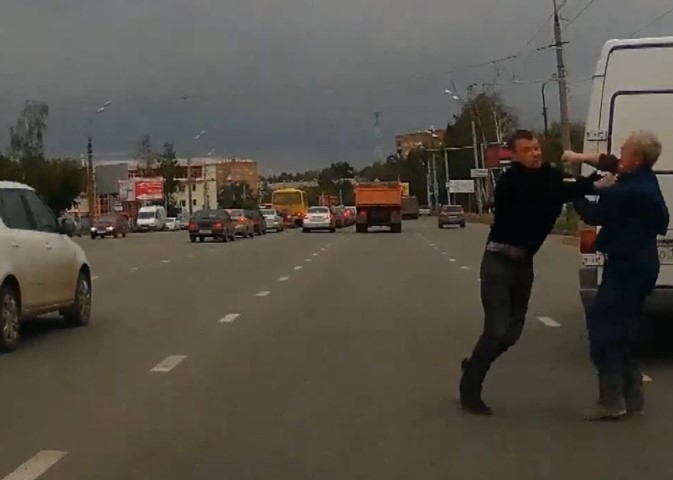Скандал на кръстовище в Тракия! Двама шофьори се спречкаха, единият получи юмрук в лицето