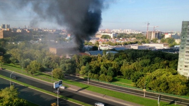 16 души загинаха при пожар в склад в Москва СНИМКИ
