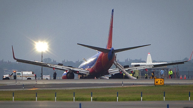 Пилоти приземиха пътнически самолет с разпадащ се двигател