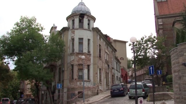 Част от сграда се срути на метри от минувачи в центъра на Пловдив СНИМКИ