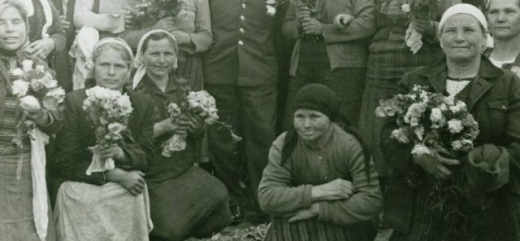 Издирват жени от снимка с Гагарин! Ще познаете ли някоя от тях?