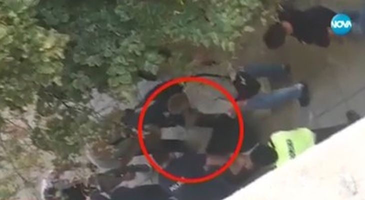 Полицай тъпче и рита задържан на столичен булевард ВИДЕО