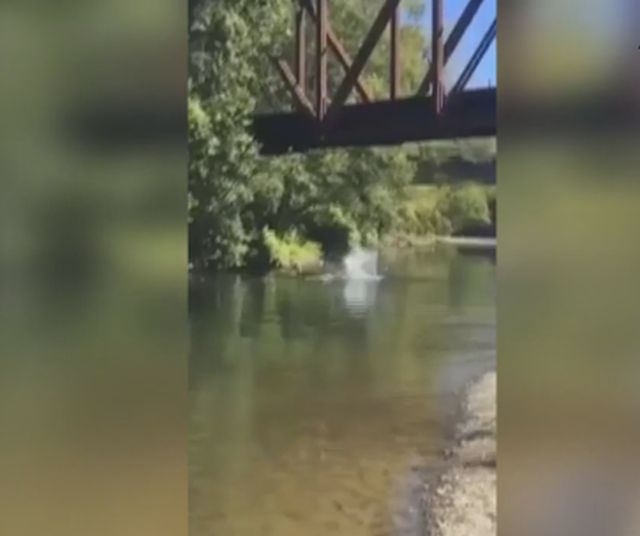 Майка изхвърли 4-годишното си дете от мост 