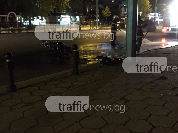 Мотористът и приятелката му, блъснати от кола в Пловдив, се разминаха с контузии СНИМКА