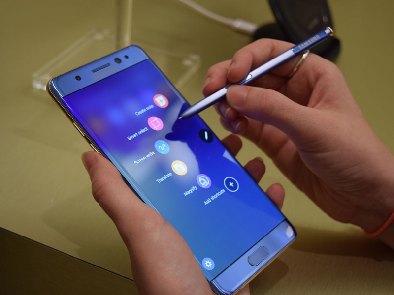 Самсунг спира Galaxy Note 7 от продажби, батерията му избухвала!