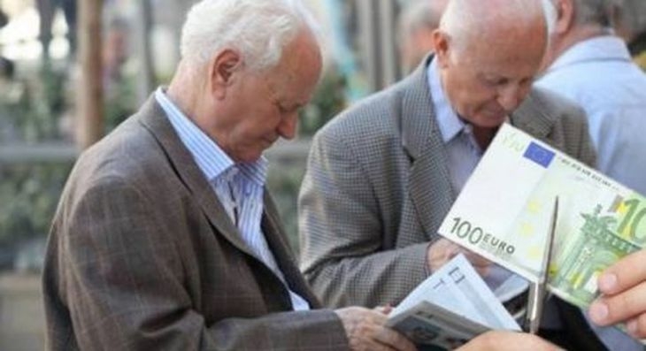Пак намаляват пенсиите на стотици хиляди гърци днес