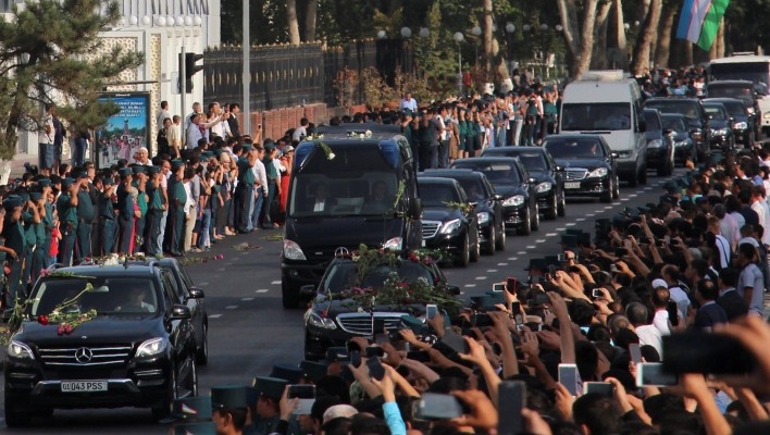 Хиляди души изпратиха президента Ислам Каримов