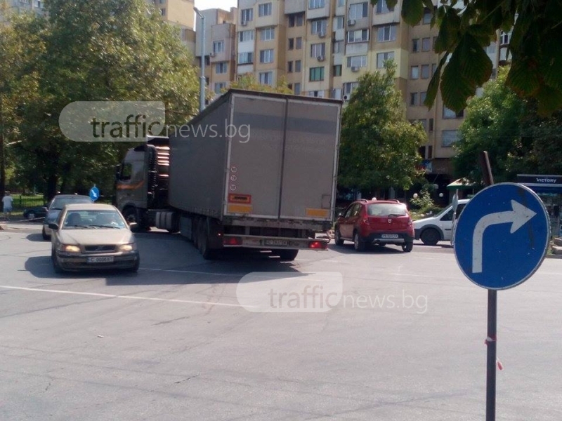 Камион завзе Цариградско след забранен завой СНИМКИ